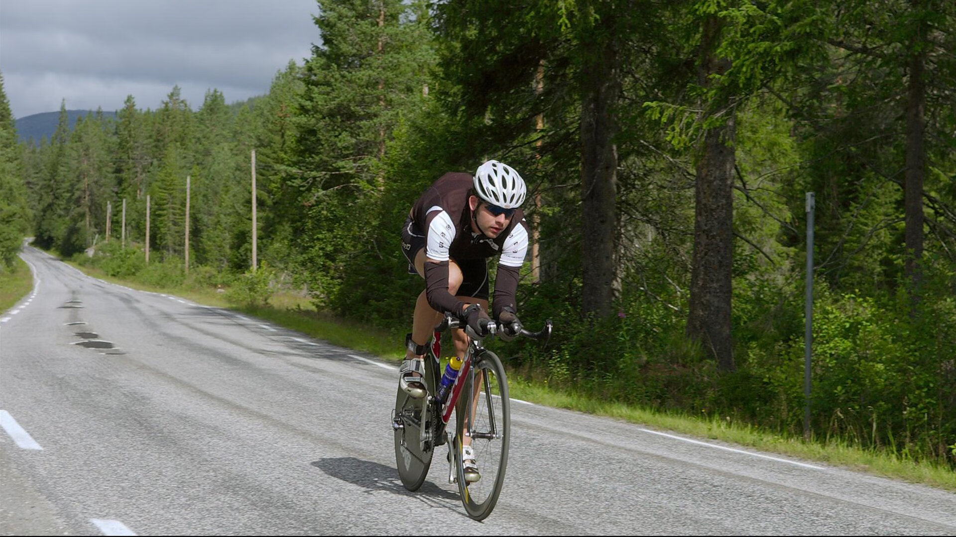 电竞老将的王者之怒，当Uzi重燃赛场，雄鹿球迷为何沸腾？Uzi复出引雄鹿球迷集体声援，电竞篮球的隔空联动